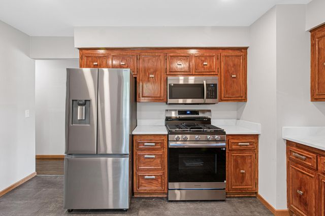 7990 E River Road, Fridley, MN 55432