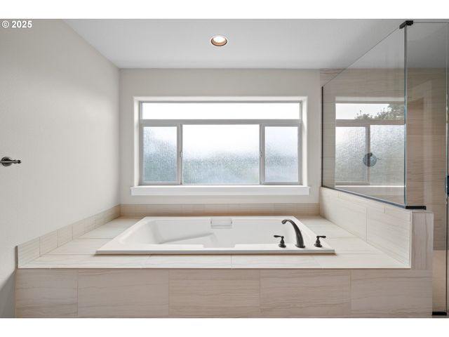 12958 Sw BUCKFIELD Ln, King City, OR 97224