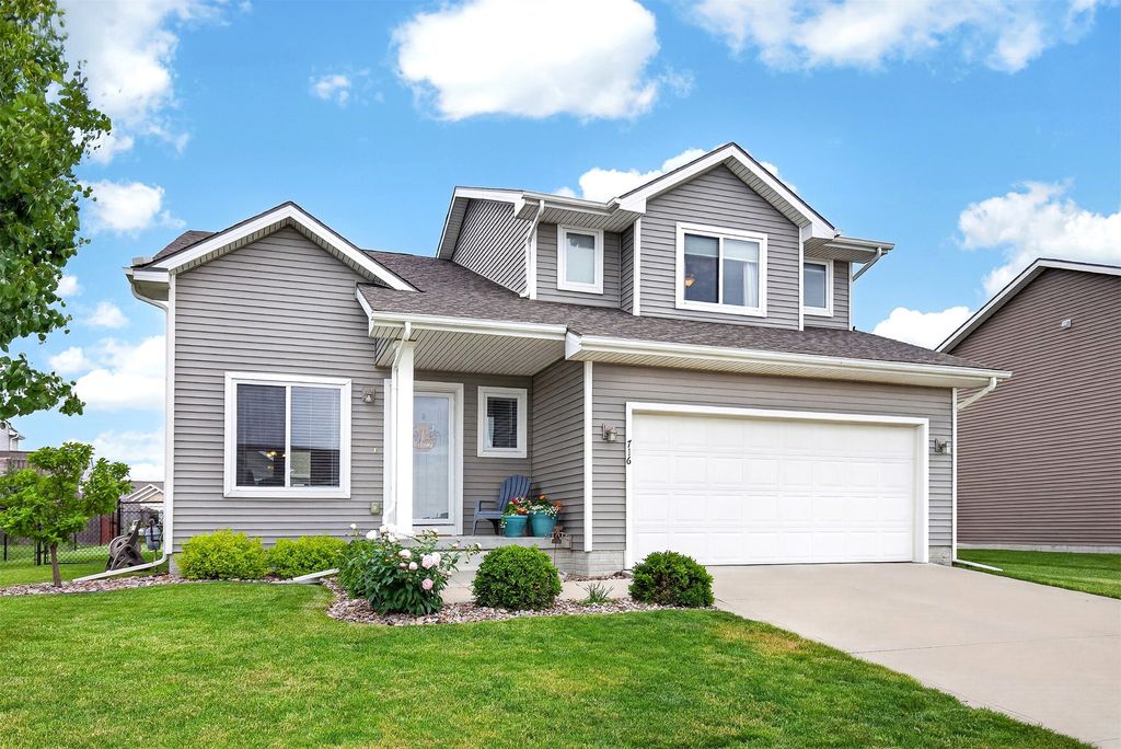 716 37th Street SW, Bondurant, IA 50035