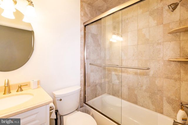 17 HERITAGE CT, Trenton, NJ 08628