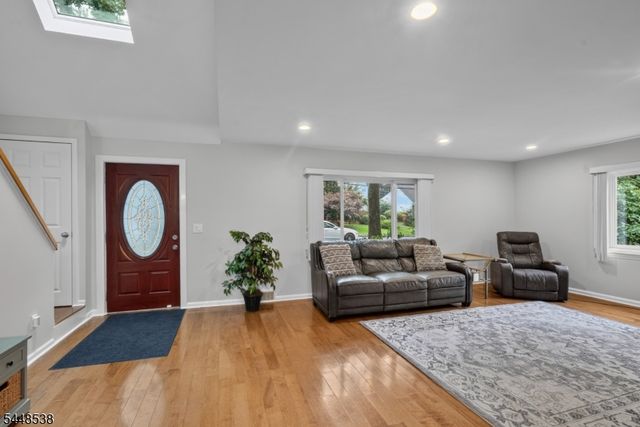 8 Oak Crest Rd, West Orange Twp., NJ 07052