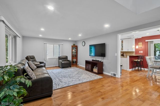 8 Oak Crest Rd, West Orange Twp., NJ 07052