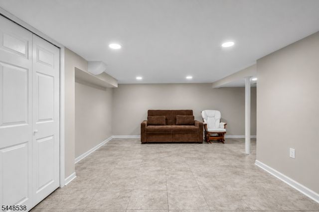 8 Oak Crest Rd, West Orange Twp., NJ 07052