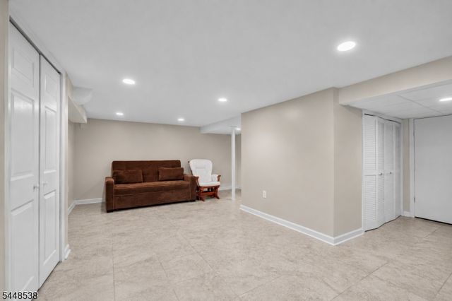 8 Oak Crest Rd, West Orange Twp., NJ 07052
