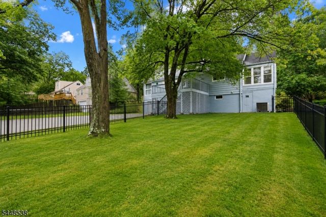 8 Oak Crest Rd, West Orange Twp., NJ 07052