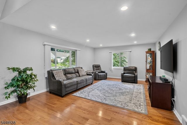 8 Oak Crest Rd, West Orange Twp., NJ 07052