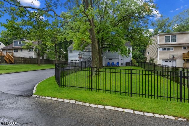 8 Oak Crest Rd, West Orange Twp., NJ 07052
