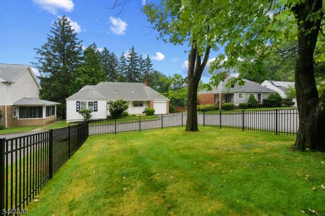 8 Oak Crest Rd, West Orange Twp., NJ 07052