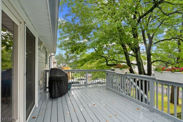 8 Oak Crest Rd, West Orange Twp., NJ 07052