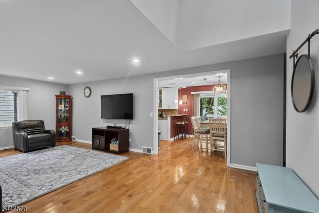 8 Oak Crest Rd, West Orange Twp., NJ 07052
