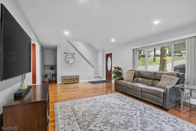 8 Oak Crest Rd, West Orange Twp., NJ 07052