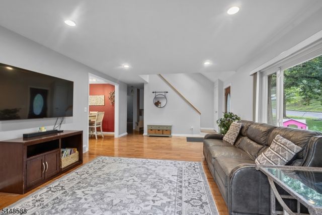 8 Oak Crest Rd, West Orange Twp., NJ 07052