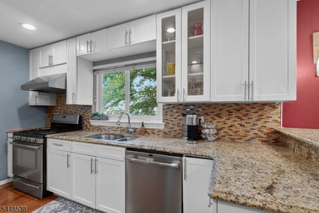 8 Oak Crest Rd, West Orange Twp., NJ 07052