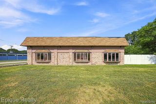 31703 Jefferson Avenue, Saint Clair Shores, MI 48082