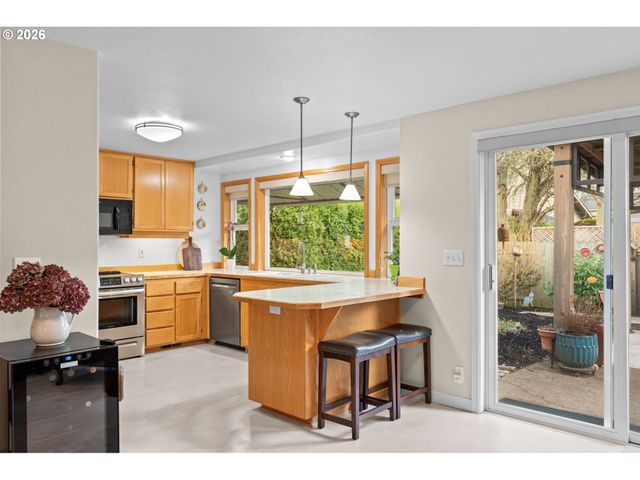 420 LYNNBROOK Dr, Eugene, OR 97404