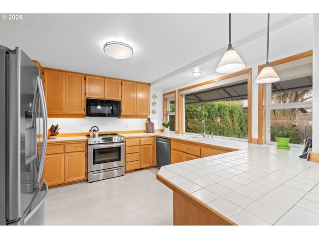 420 LYNNBROOK Dr, Eugene, OR 97404