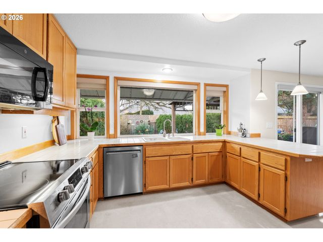 420 LYNNBROOK Dr, Eugene, OR 97404