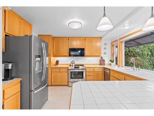 420 LYNNBROOK Dr, Eugene, OR 97404