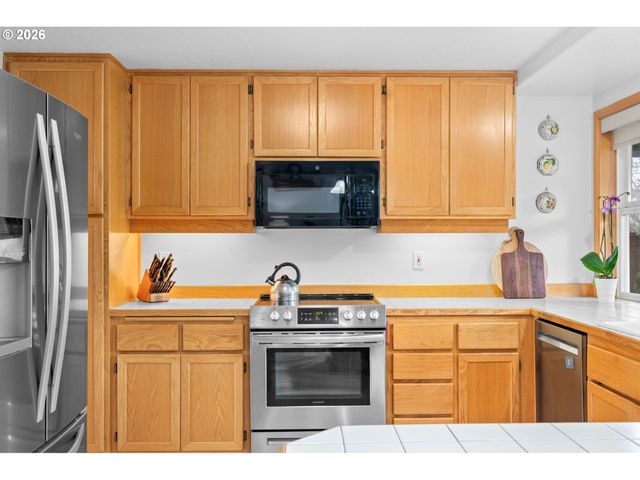 420 LYNNBROOK Dr, Eugene, OR 97404