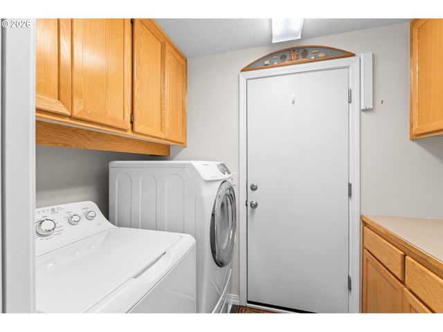 420 LYNNBROOK Dr, Eugene, OR 97404