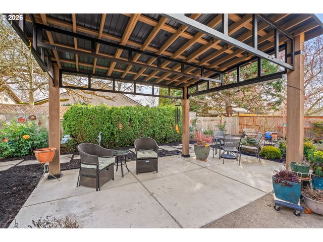 420 LYNNBROOK Dr, Eugene, OR 97404