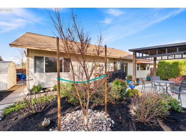 420 LYNNBROOK Dr, Eugene, OR 97404