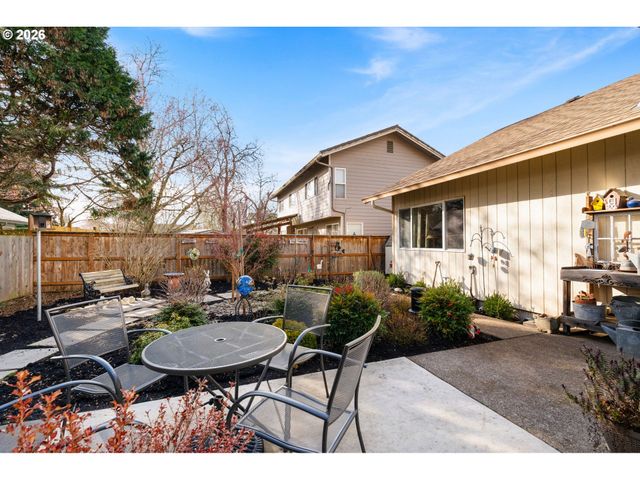 420 LYNNBROOK Dr, Eugene, OR 97404