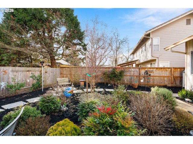 420 LYNNBROOK Dr, Eugene, OR 97404