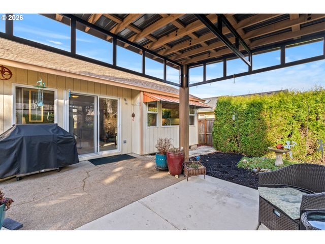 420 LYNNBROOK Dr, Eugene, OR 97404