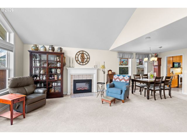 420 LYNNBROOK Dr, Eugene, OR 97404