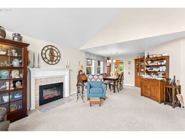 420 LYNNBROOK Dr, Eugene, OR 97404