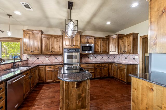 831 Legendary Lane, Gun Barrel City, TX 75156