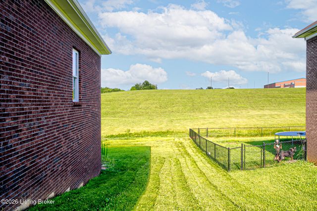 203 Deep Creek Dr, Shepherdsville, KY 40165