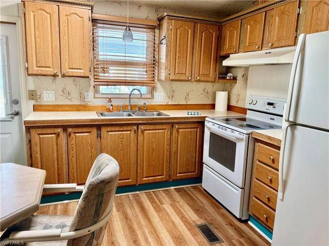 3142 Linwood DR, North Fort Myers, FL 33917