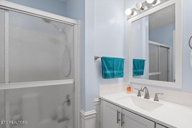 286 Lewis White Lane, Lafollette, TN 37766