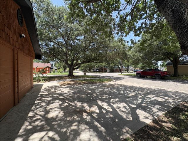 1009 Bowie ST, Lockhart, TX 78644