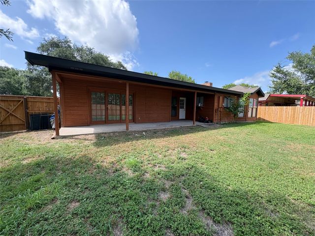 1009 Bowie ST, Lockhart, TX 78644