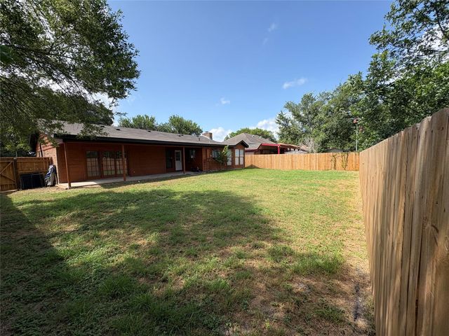 1009 Bowie ST, Lockhart, TX 78644