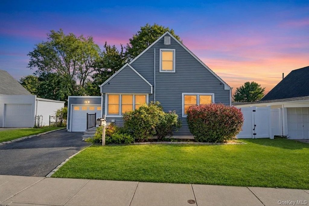 14 Burns Avenue, Hicksville, NY 11801