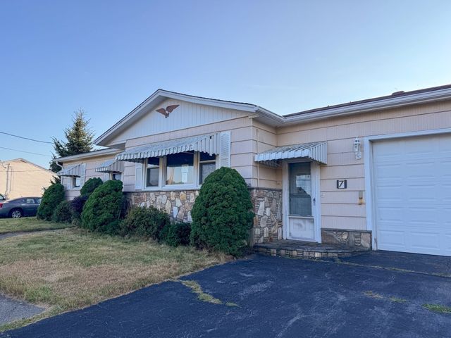 7 Ann Ave, Dartmouth, MA 02747