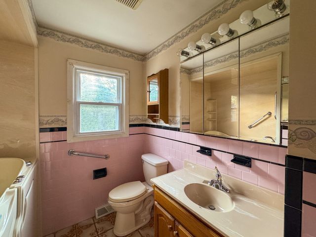 7 Ann Ave, Dartmouth, MA 02747