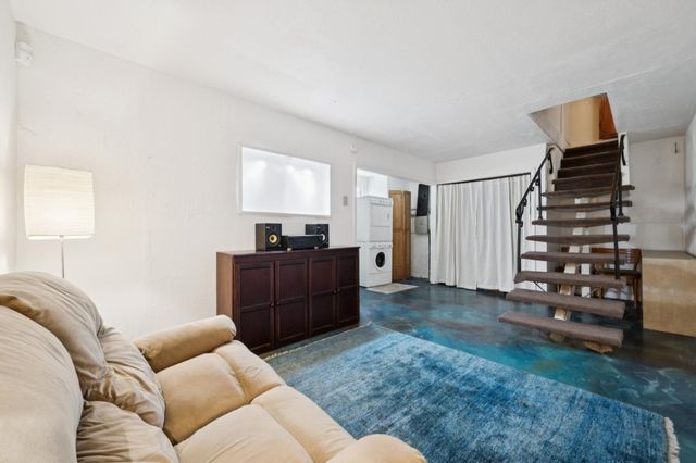 10768 Sheldon St, Oakland, CA 94605