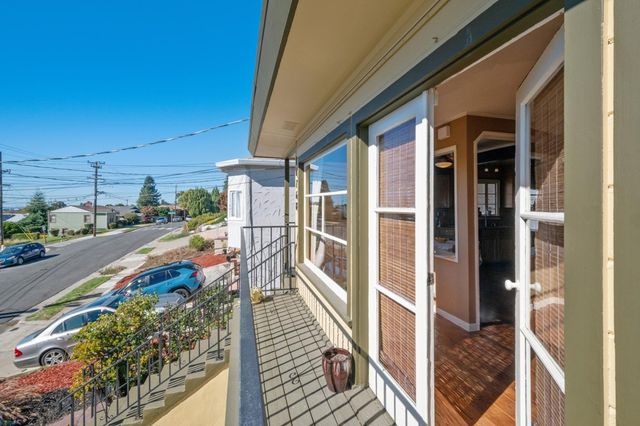 10768 Sheldon St, Oakland, CA 94605