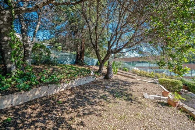 10768 Sheldon St, Oakland, CA 94605