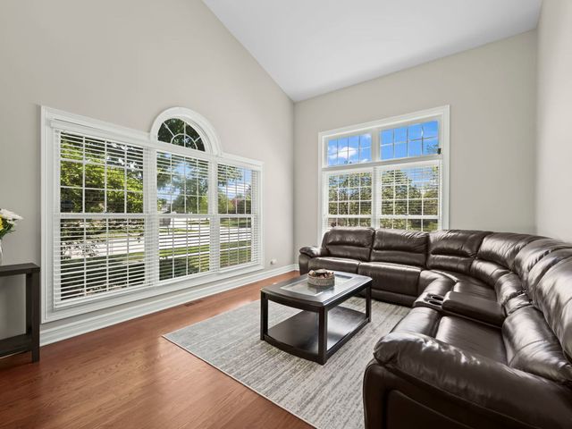 301 Lynwood Circle, Bloomingdale, IL 60108
