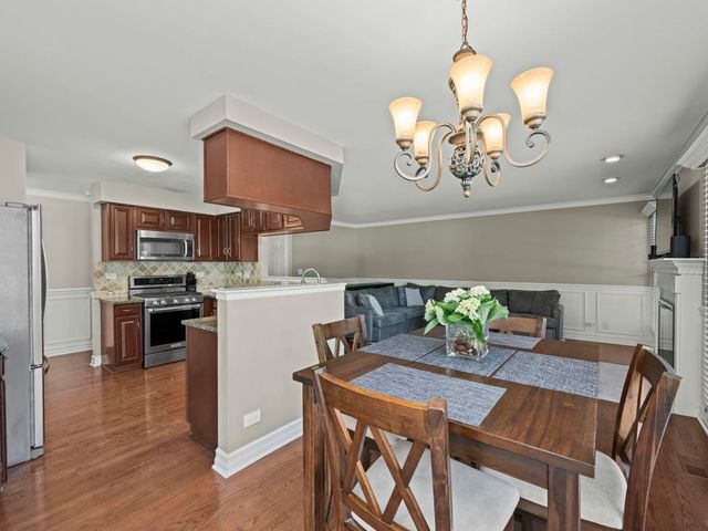 301 Lynwood Circle, Bloomingdale, IL 60108