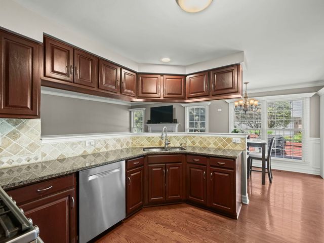 301 Lynwood Circle, Bloomingdale, IL 60108