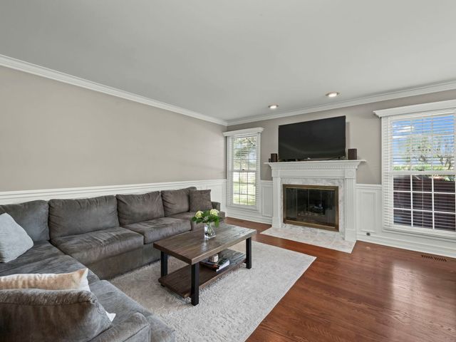 301 Lynwood Circle, Bloomingdale, IL 60108