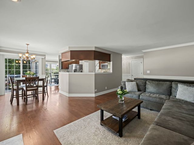 301 Lynwood Circle, Bloomingdale, IL 60108