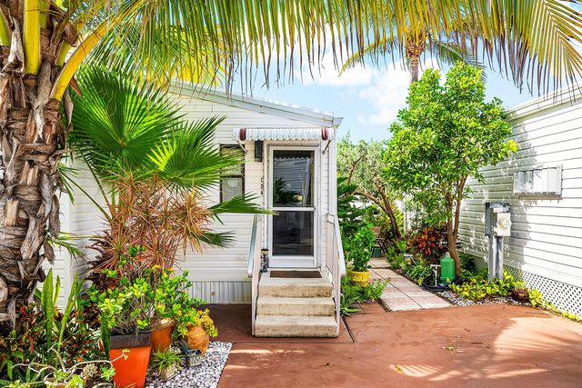 4 East Cedar Drive Cd, Briny Breezes, FL 33435